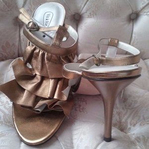 VIS A VIE Bronze Gold Leather Ruffle T-Strap Stilettos Heels Shoes Women 8.5 M